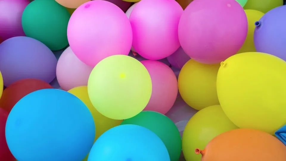 Des ballons de baudruche de toutes les couleurs, serrés les uns contre les autres.